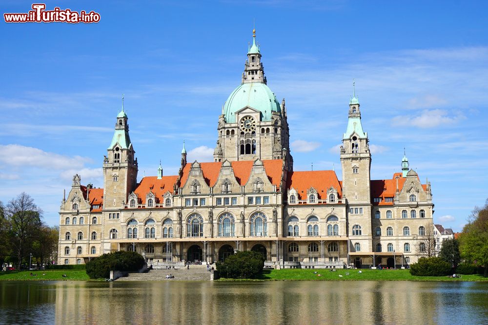 Immagine L'elegante Nuovo Municipio (Neues Rathaus) di Hannover, costruito all'inizio del XX secolo in stile eclettico.