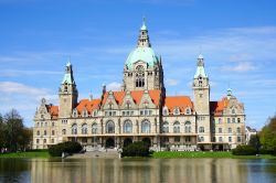 L'elegante Nuovo Municipio (Neues Rathaus) di Hannover, costruito all'inizio del XX secolo in stile eclettico.