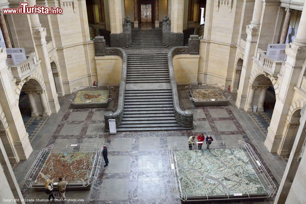 Immagine Nella Rathaushalle (l'atrio) del Neues Rathaus di Hannover sono custoditi quattro plastici che riproducono la città mettenonde in risalto le diverse fasi storiche - foto © Alizada Studios / Shutterstock.com