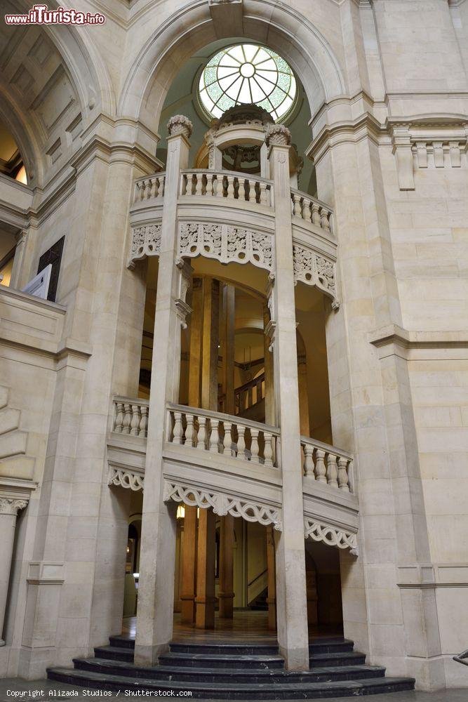 Immagine Particolare sulla scalinata all'interno del Neues Rathaus, il Nuovo Municipio di Hannover (Germania) - foto © Alizada Studios / Shutterstock.com