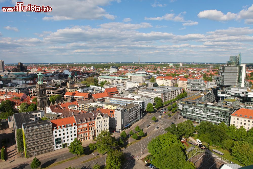 Immagine Vista panoramica sul centro di Hannover, città tedesca del land della Bassa Sassonia, dal palazzo del Neues Rathaus.