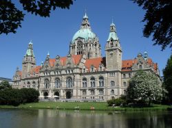 Il Neues Rathaus (Nuovo Municipio) di Hannover (Bassa Sassonia, Germania) è uscito indenne dai bombardamenti degli Alleati durante la Seconda Guerra Mondiale.
