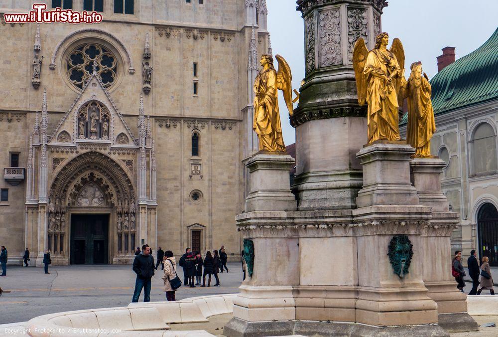 Immagine La colonna di Maria e la Cattedrale dell’Assunzione della Beata Vergine sulla piazza Kaptol di Zagabria (Croazia) - foto © Photokanto / Shutterstock.com