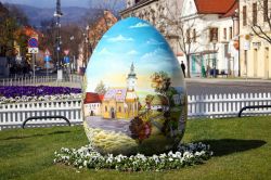 Un uovo di Pasqua come opera d'arte sull’immensa Kaptol Trg, cuore della Zagabria medievale - foto © Photoman29 / Shutterstock.com