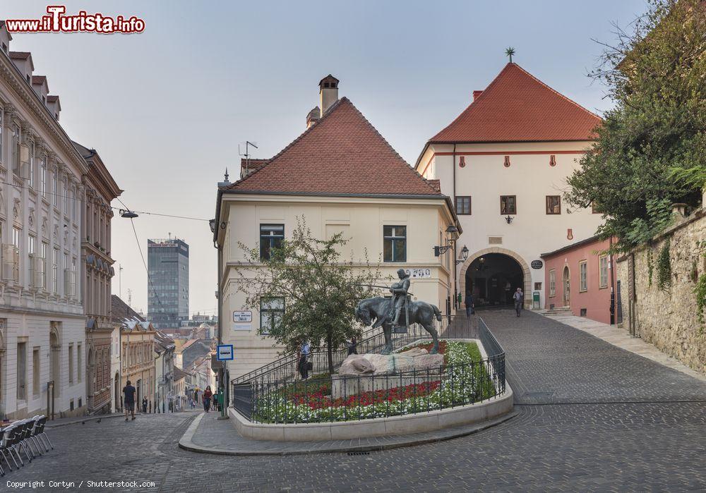 Immagine La Porta di Pietra è l’antico ingresso orientale di Zagabria. Scampò miracolosamente a un incendio del 1730  - © Cortyn / Shutterstock.com
