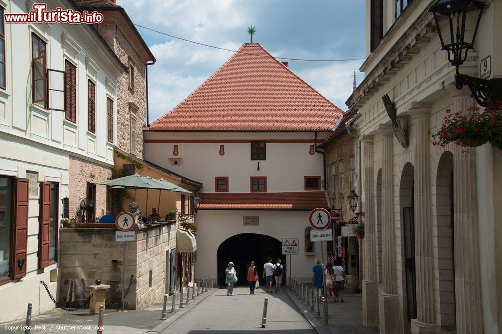 Immagine Una porta medievale nei pressi di Kaptol Trg, nel quartiere di Gornji Grad della città di Zagabria (Croazia) - foto © Pe3k / Shutterstock.com