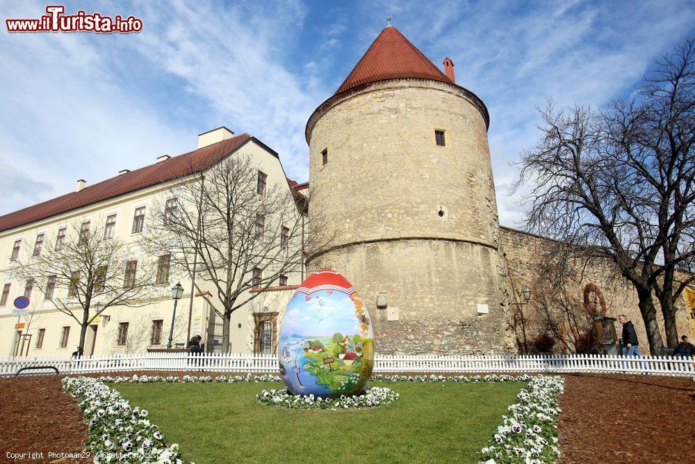 Immagine Di fronte alla Cattedrale di Zagabria, in piazza Kaptol, si notano alcune particolari opere d'arte (tre uova di Pasqua) decorate con stile naif - © Photoman29 / Shutterstock.com