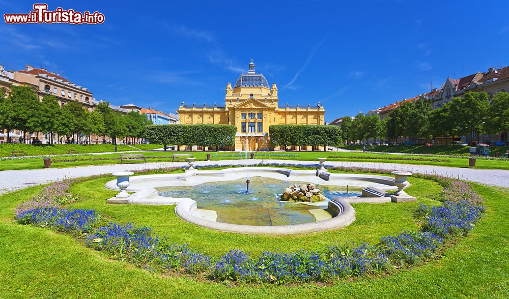 Immagine Il giardino del Umjetnicki Paviljon a Zagabria, la capitale della Croazia