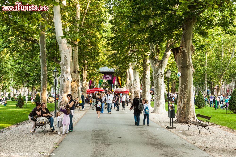 Immagine Il parco intorno al Padiglione d'Arte di Zagabria fotografato in estate - © DeymosHR / Shutterstock.com