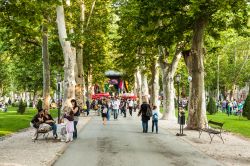 Il parco intorno al Padiglione d'Arte di Zagabria fotografato in estate - © DeymosHR / Shutterstock.com