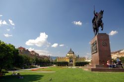Statua equestre e il padiglione Umjetnicki  di Zagabria, sullo sfondo  - © rj lerich / Shutterstock.com