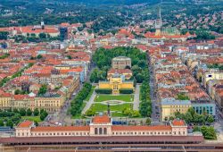 Vista aerea del parco che circonda il Padiglione d'Arte di Zagabria (Umjetnicki Paviljon Zagreb), in Croazia