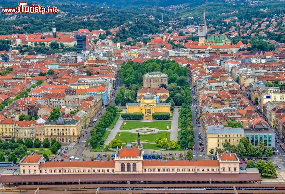 Immagine Vista aerea del parco che circonda il Padiglione d'Arte di Zagabria (Umjetnicki Paviljon Zagreb), in Croazia