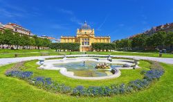 Il giardino del Umjetnicki Paviljon a Zagabria, la capitale della Croazia