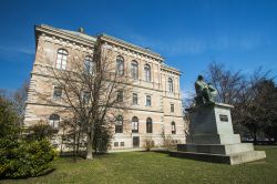La statua di Strossmayer e l'edificio dell'Accademia di Scienze e Arti di Zagabria (Croazia).