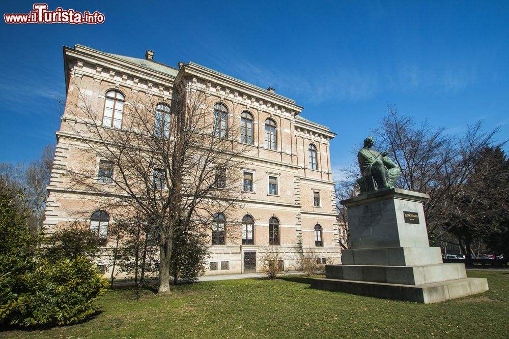 Immagine La statua di Strossmayer e l'edificio dell'Accademia di Scienze e Arti di Zagabria (Croazia).