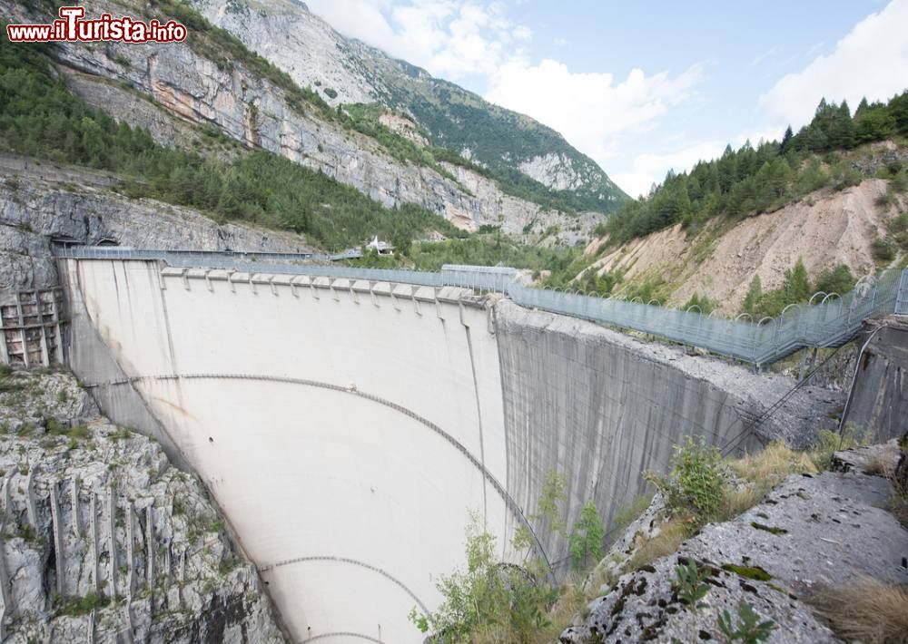 Diga del Vajont, Friuli-Venezia Giulia - Purtroppo non è solo la più alta (261 metri), ma anche la più tristemente famosa del nostro paese. La tragedia del 9 ottobre 1963 è una macchia indelebile nella storia italiana. La diga del Vajont si trova nel comune di Erto e Casso, in provincia di Pordenone. Nonostante l'enorme frana staccatasi dal Monte Toc che si abbatté nel bacino idrico causando la gigantesca onda che travolse il paese di Longarone uccidendo 1917 persone, la diga è ancora in piedi ed è visitabile dal pubblico con le guide del Parco Dolomiti Friulane. Ricordiamo che ovviamente l'acqua non c'è più.