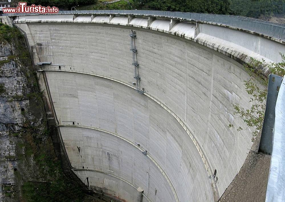 Diga della Val Noana, Trentino - La diga a cupola alta 126 metri dà vita al lago di Val Noana, in provincia di Trento, che raccoglie le acque del torrente Cismon e di altri affluenti. Nonostante la notevole altezza, l’invaso ha una capacità limitata (solo 10 milioni di metri cubi), perché si trova in una valle molto stretta. La diga, ultimata nel 1958, alimenta una centrale idroelettrica gestita dall’Enel.