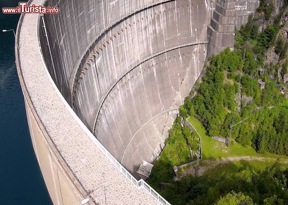 Diga di Frera, Lombardia - La diga di Frera si trova in Val Belviso (provincia di Sondrio, Lombardia), è alta 138 metri e crea un bacino artificiale - il Lago Belviso – situato ad un'altitudine di circa 1800 metri s.l.m. La capacità del bacino è di 50 milioni di metri cubi d'acqua; la diga ad arco gravità entrò in attività nel 1959 con lo scopo di alimentare la centrale idroelettrica Ganda, inaugurata qualche anno prima. Il lago è incastonato tra le Alpi Orobie in uno suggestivo scenario naturale ed è meta di escursionisti.