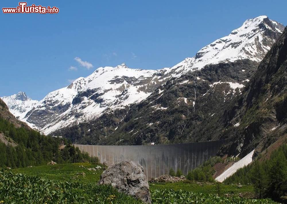 Diga di Place Moulin, Valle d'Aosta - Andiamo in Valle d'Aosta, per la precisione nell'alta valle di Bionaz. Nel 1965 terminarono i lavori di costruzione della gigantesca diga di Place Moulin, che fece nascere il Lago di Prarayer. L'opera misura 678 metri di lunghezza per 143 metri d'altezza e per la sua edificazione sono stati necessari oltre 1.500.000 metri cubi di cemento.
La diga è visitabile gratuitamente esternamente nei mesi compresi tra maggio a novembre, ma prenotando si può visitare anche internamente con un tour guidato dal lunedì al venerdì.
