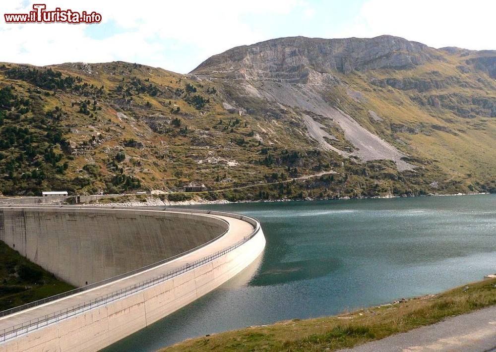 Diga di Valle di Lei, Lombardia - Per sottolineare l'importanza di quest'opera, basti pensare che Italia e Svizzera, al momento della costruzione (1961), siglarono un trattato che modificava i confini dei due paesi.
La Valle di lei sorge proprio al confine tra la Lombardia (Provincia di Sondrio) e il Canton Grigioni. Formalmente la diga si trova nel comune di Ferrera, dunque in Svizzera, ma parte dell'immenso bacino (197 milioni di metri cubi) sorge in territorio italiano. Nel 2012 il bacino è stato svuotato per procedere a lavori di manutenzione e ha fatto riemergere antiche baite e ruderi coperti dalle acque per oltre 50 anni.