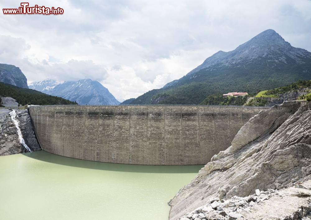 La diga di Cancano, Lombardia - La costruzione della diga di Cancano durò circa tre anni; era il 1956 quando l'immensa struttura ad arco gravità fu inaugurata in Val di Fraele.
Siamo a quota 1902 metri s.l.m. nel Comune di Valdidentro, provincia di Sondrio, sulle Alpi Retiche. La diga ha un'altezza al coronamento di 126 metri e fa parte di un sistema di sbarramento più grande in cui sorge anche un'altra diga – quella di San Giacomo – situata più a monte. L'invaso di Cancano ha una capacità di 124 milioni di metri cubi, che sommati ai 63 milioni dell'adiacente invaso di San Giacomo creano uno dei più grandi bacini italiani.

