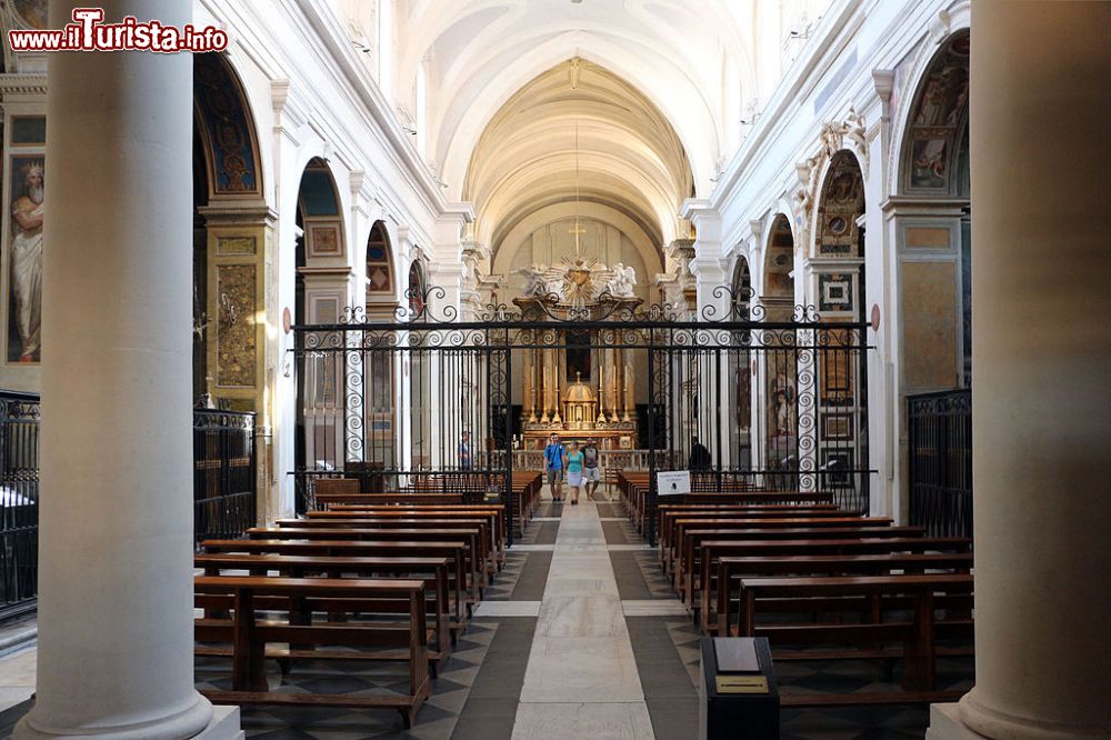 Immagine Interno della chiesa di Trinita dei monti a Roma