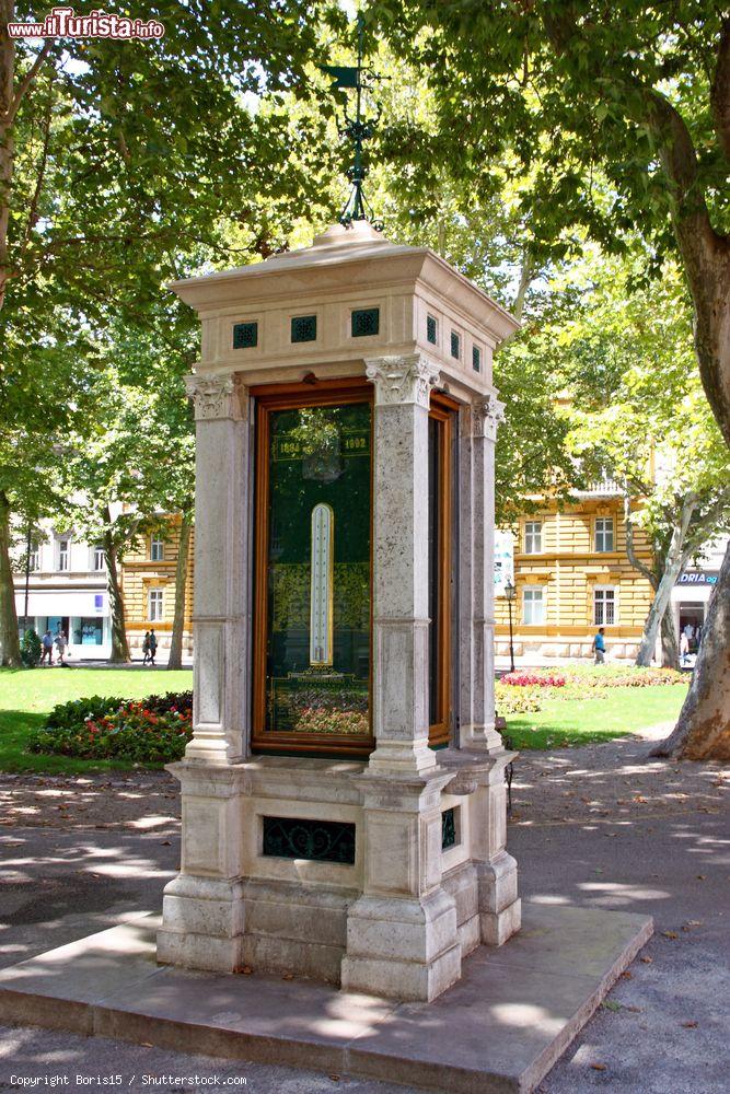 Immagine Una colonnina metereologica che indica la temperatura nella piazza Zrinjevac a Donji Grad, Zagabria (Croazia) - © Boris15 / Shutterstock.com