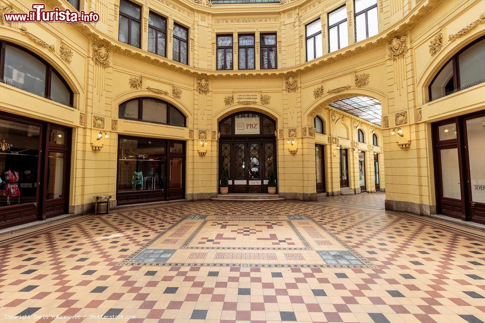 Immagine L'Oktogon è un passaggio pedonale nel centro di Zagabria (Donji Grad) costruito tra il 1898 e il 1900 - foto © Dario Vuksanovic / Shutterstock.com