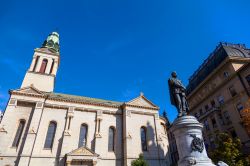 La statua del poeta e militare Petar Preradović, generale dell'esercito austro-ungarico nell'Ottocento, sulla piazza a lui dedicata a Donji Grad (Zagabria) - foto © photosmatic ...