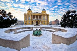 Immagine invernale con la neve del Teatro Nazionale Croato a Donji Grad (Zagabria), noto anche come HNK Zagreb.