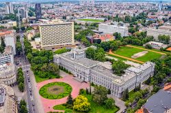 Vista aerea della zona di Donji Grad a Zagabria. Si può distinguere in primo piano il Museo Mimara, il più importante della capitale croata - foto © OPIS Zagreb / Shutterstock.com ...