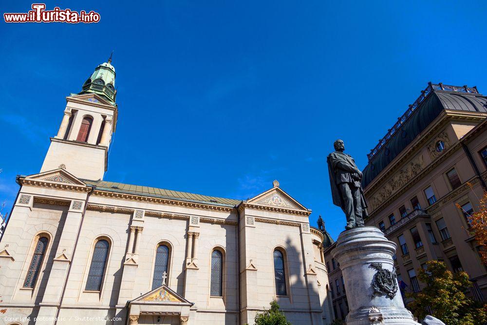 Immagine La statua del poeta e militare Petar Preradović, generale dell'esercito austro-ungarico nell'Ottocento, sulla piazza a lui dedicata a Donji Grad (Zagabria) - foto © photosmatic / Shutterstock.com