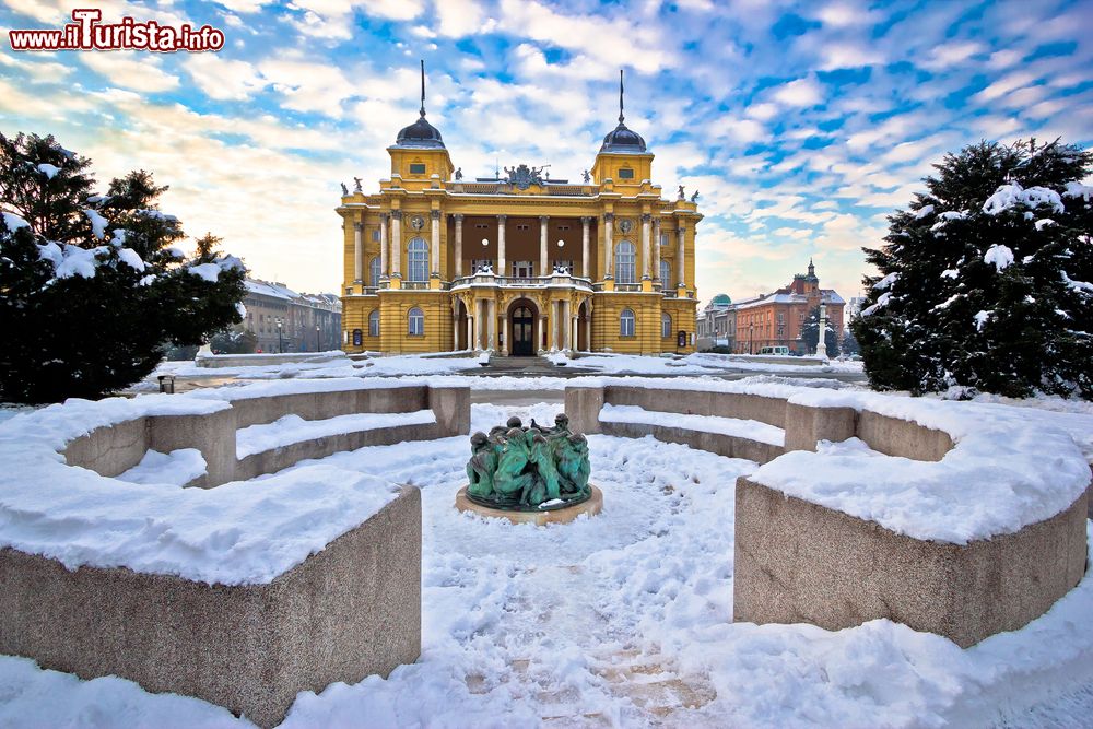 Immagine Immagine invernale con la neve del Teatro Nazionale Croato a Donji Grad (Zagabria), noto anche come HNK Zagreb.