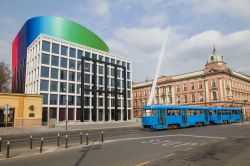 Un tram nelle strade di Donji Grad, il centro di Zagabria, capitale della Croazia, dove convivono edifici moderni e antichi.