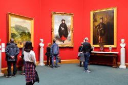 L'interno delle Gallerie Nazionali Scozzesi a Edimburgo. Nelle sale del museo si possono ammirare tele di grande valore come quelle degli impressionisti francesi, alcune opere del Botticelli, ...