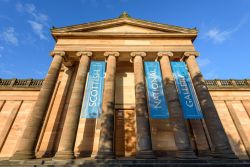 The Scottish National Gallery è la galleria d'arte nazionale. Si trova nella zona della collina The Mound, nella parte centrale di Edimburgo.
