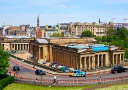 Vista panoramica sulla Scottish National Gallery di Edimburgo (Scozia), esempio di architettura neoclassica progettato da William Henry Playfair - foto © vetasster / Shutterstock.com
