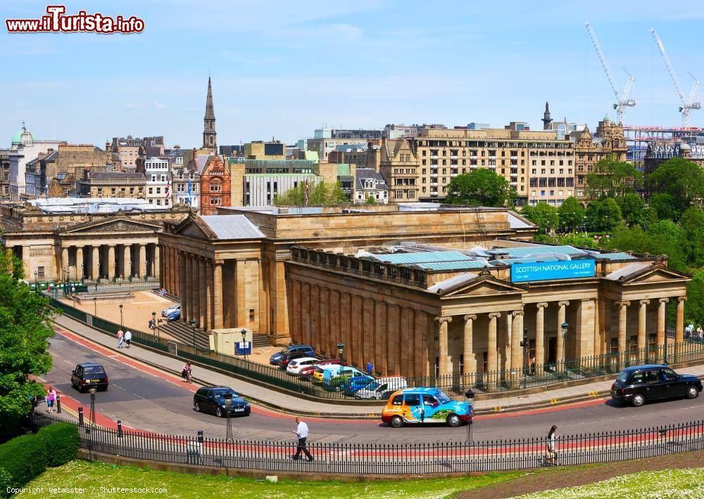Immagine Vista panoramica sulla Scottish National Gallery di Edimburgo (Scozia), esempio di architettura neoclassica progettato da William Henry Playfair - foto © vetasster / Shutterstock.com