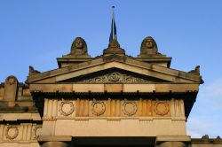 Un dettaglio della Scottish National Gallery con alcune figure egizie. Siamo a Edimburgo, in Scozia.