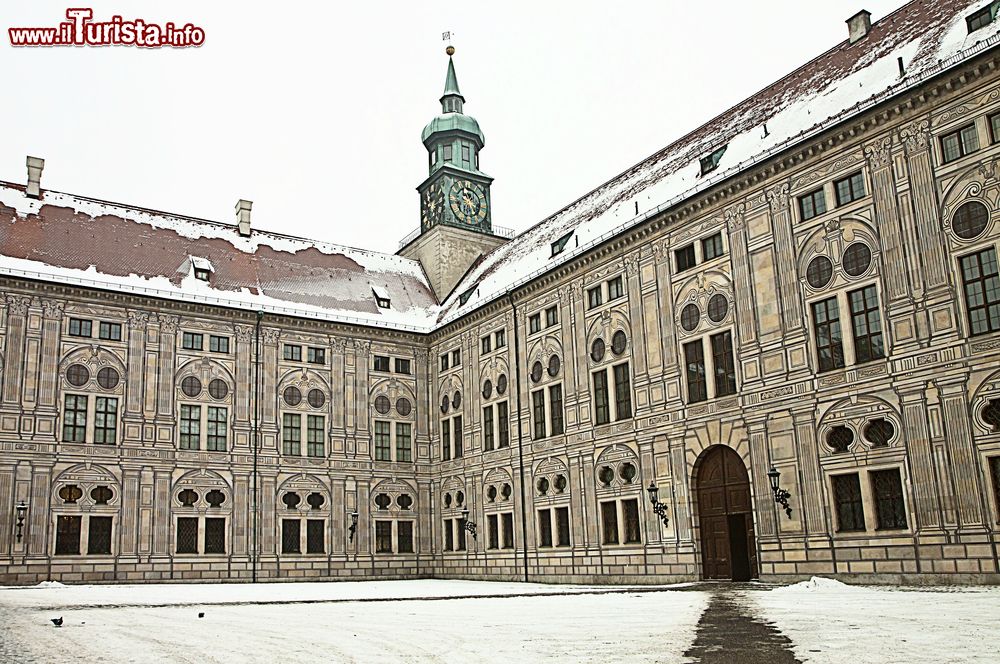 Immagine Inverno alla Residenz di Monaco: il palazzo reale bavearese dopo una bella nevicata