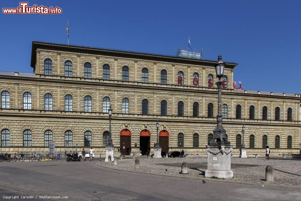 Immagine Simile a Palazzo pitti a Firenze ecco una delle tre facciate principali della Residenz di Monaco - © Carso80 / Shutterstock.com