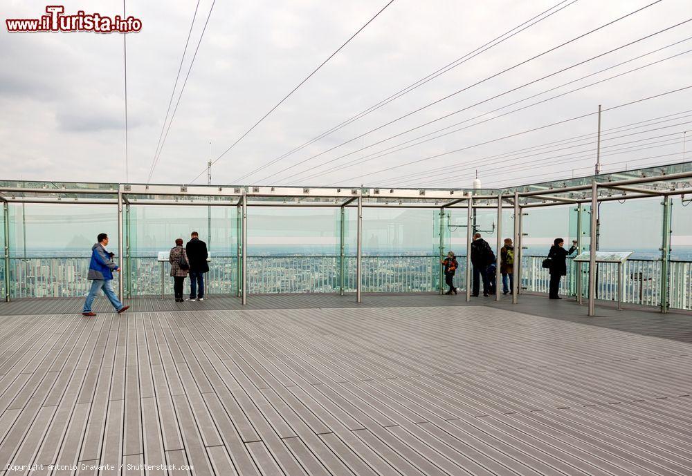 Immagine Il punto panoramico sul tetto della Tour Montparnasse di Parigi è una delle tante attrazioni della capitale francese - © Antonio Gravante / Shutterstock.com