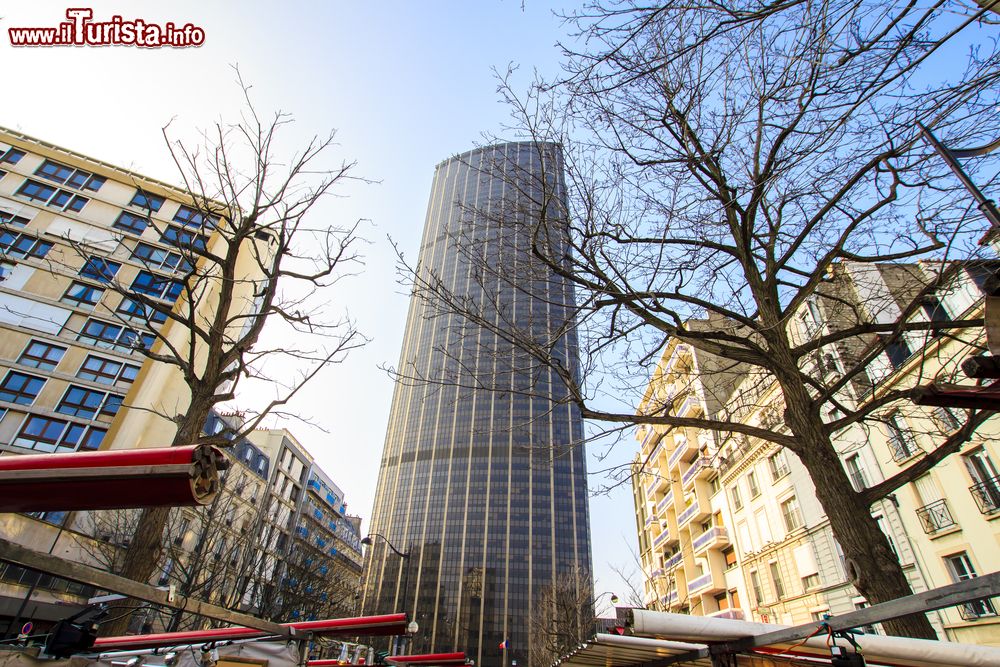 Immagine La Tour Montparnasse di Parigi è stata inaugurata nella capitale francese nel 1973 in avenue du Maine, al numero 33.