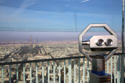 Il telescopio sulla Tour Montparnasse di Parigi. Il punto panoramico della torre è visitato ogni anno da oltre 600.000 turisti.