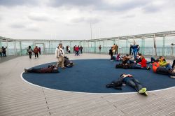 Turisti si rilassando sul tetto della Tour Montparnasse di Parigi (Francia) - © Antonio Gravante / Shutterstock.com