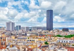 Vista panoramica di Parigi, su cui svetta per altezza la Tour Montparnasse, che conta 59 piani per un totale di 210 metri.