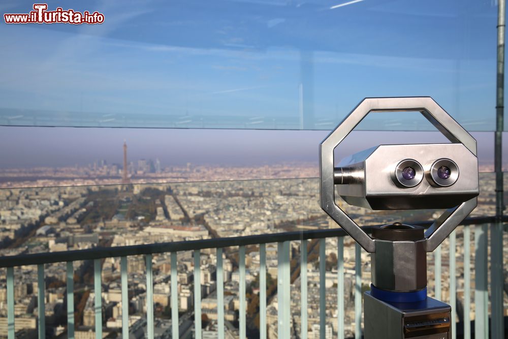 Immagine Il telescopio sulla Tour Montparnasse di Parigi. Il punto panoramico della torre è visitato ogni anno da oltre 600.000 turisti.