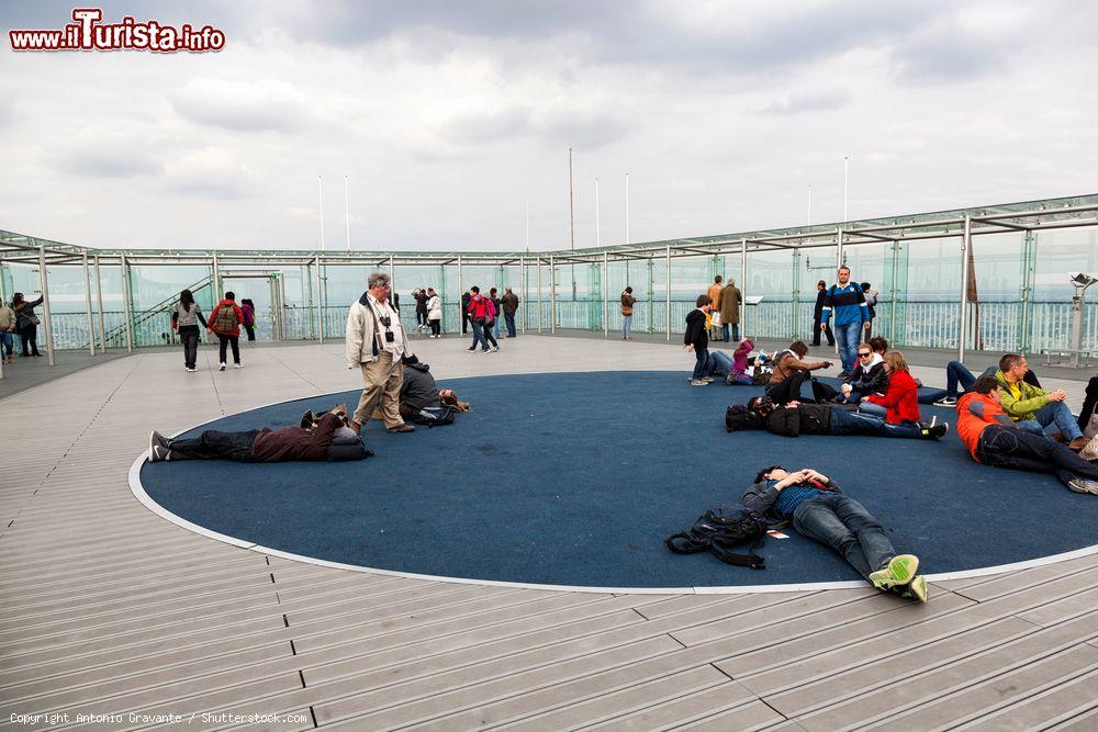 Immagine Turisti si rilassando sul tetto della Tour Montparnasse di Parigi (Francia) - © Antonio Gravante / Shutterstock.com