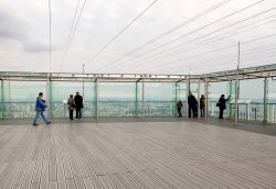 Il punto panoramico sul tetto della Tour Montparnasse di Parigi è una delle tante attrazioni della capitale francese - © Antonio Gravante / Shutterstock.com